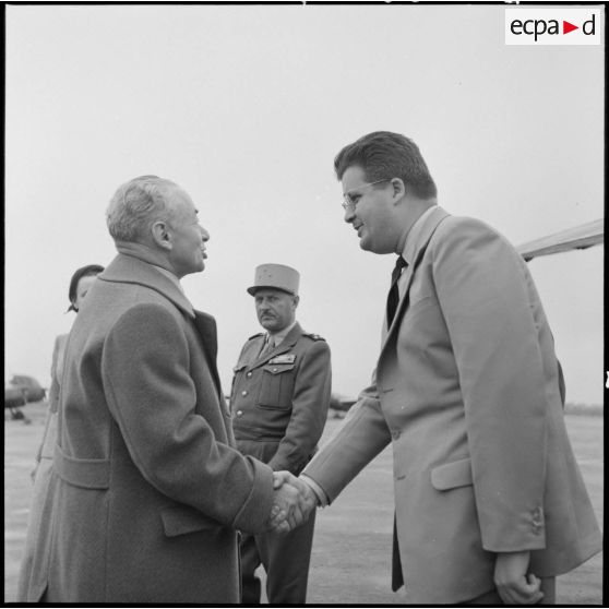 M. Paul Reynaud serre main d'une personnalité française avant son départ de l'aéroport de Gia Lam.