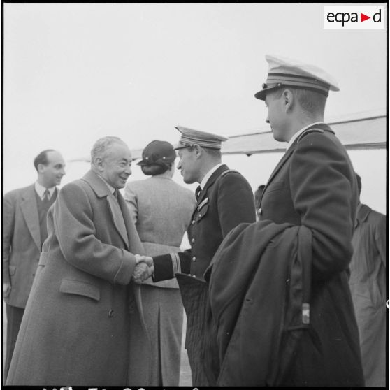 M. Paul Reynaud serre la main du colonel Duranthon avant son départ de l'aéroport de Gia Lam.