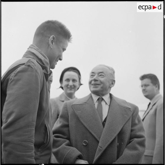 M. Paul Reynaud avant son départ de l'aéroport de Gia Lam.