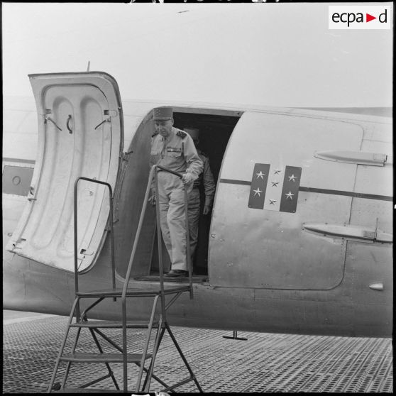 Arrivée du maréchal Juin à l'aéroport de Gia Lam.