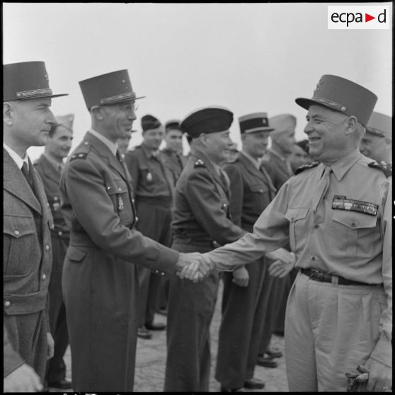 A son arrivée à l'aéroport de Gia Lam, le maréchal Juin salue le général Delaye.
