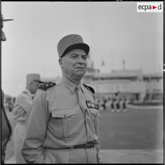 Le maréchal Juin à l'aéroport de Gia Lam.