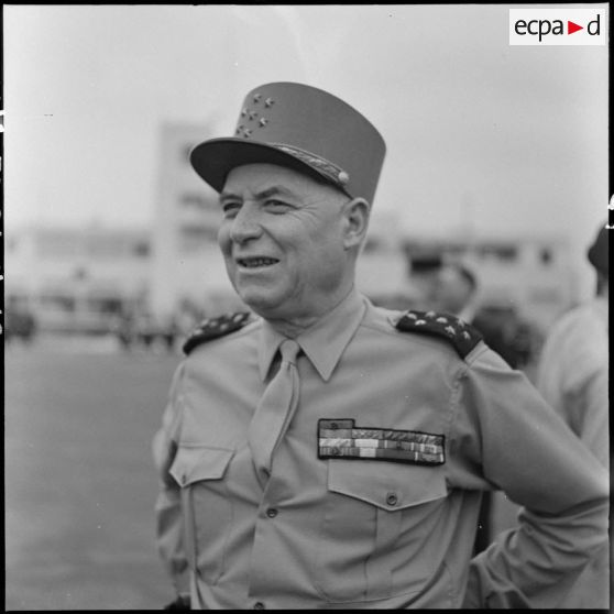Le maréchal Juin à l'aéroport de Gia Lam.