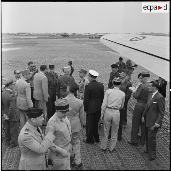 A son arrivée à l'aéroport de Gia Lam, le maréchal Juin est salué par de nombreuses personnalités civiles et militaires.