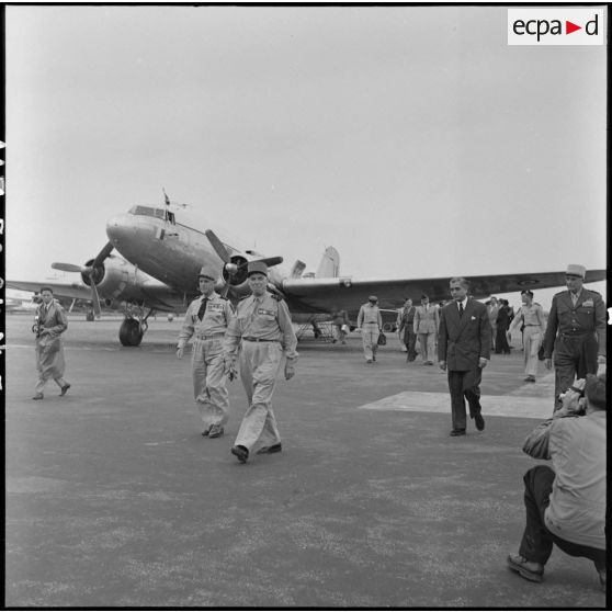Le maréchal Juin est accompagné par  le général Salan et de M. Nguyen Huu Tri.