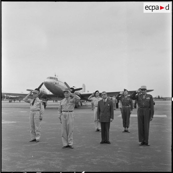 A son arrivée à l'aéroport de Gia Lam, le maréchal Juin salue les couleurs.