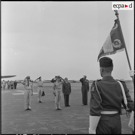 A son arrivée à l'aéroport de Gia Lam, le maréchal Juin effectue le salut aux couleurs.