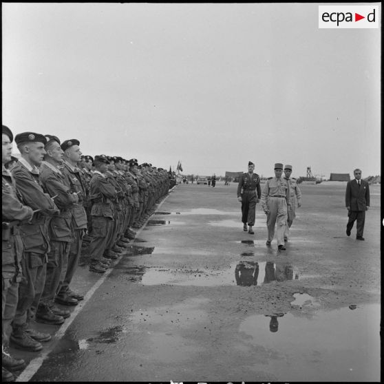 Le maréchal Juin passe les troupes en revue à son arrivée à l'aéroport de Gia Lam.