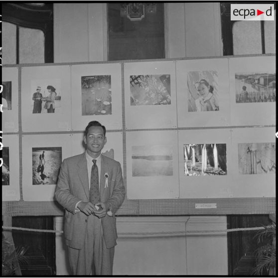 Un photographe dont les oeuvres sont exposées au deuxième Salon d'art contemporain photographique vietnamien.