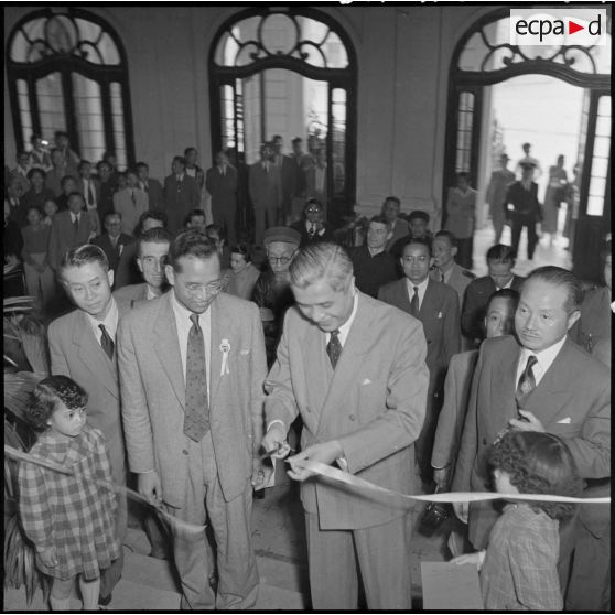 Nguyen Huu Tri coupe le ruban inaugural du deuxième Salon d'art contemporain photographique vietnamien.