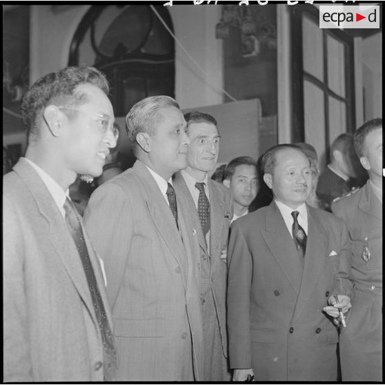 Personnalités présentes à l'inauguration du deuxième Salon d'art contemporain photographique vietnamien.