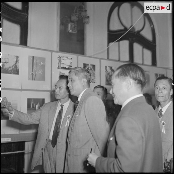 Personnalités présentes à l'inauguration du deuxième Salon d'art contemporain photographique vietnamien.