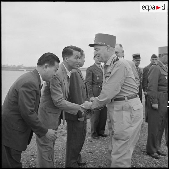 Le maréchal Juin salue  des personnalités vietnamiennes avant son départ de Gia Lam.	