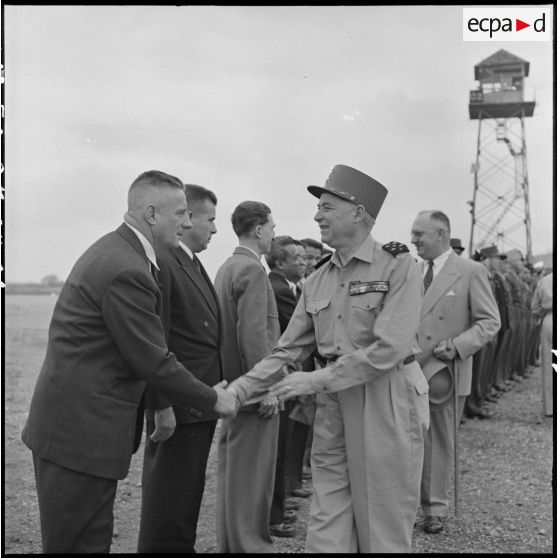 Avant leur départ de l'aéroport de Gia Lam, le maréchal Juin et M. Jean Letourneau saluent des personnalités civiles.