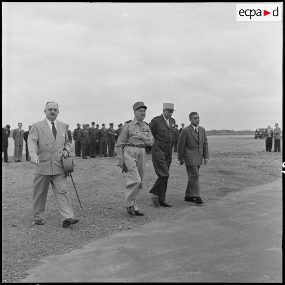 Le maréchal Juin et M. Jean Letourneau avant leur départ de Gia Lam.