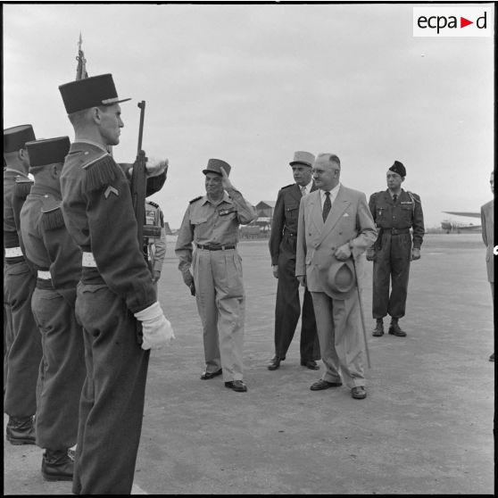Avant leur départ de l'aéroport de Gia Lam, le maréchal Juin et M. Letourneau passent en revue les légionnaires.