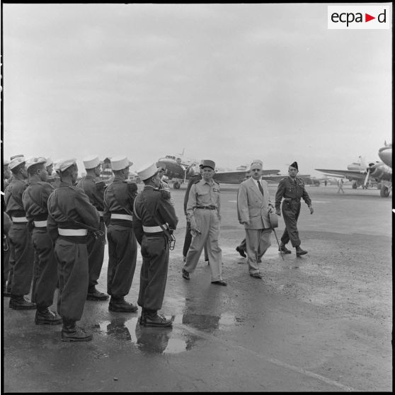 Avant leur départ de l'aéroport de Gia Lam, le maréchal Juin et M. Letourneau passent en revue les légionnaires et les troupes aéroportées.