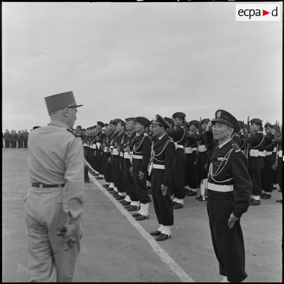 Avant leur départ de l'aéroport de Gia Lam, le maréchal Juin passe en revue les troupes de l'Armée nationale vietnamienne.