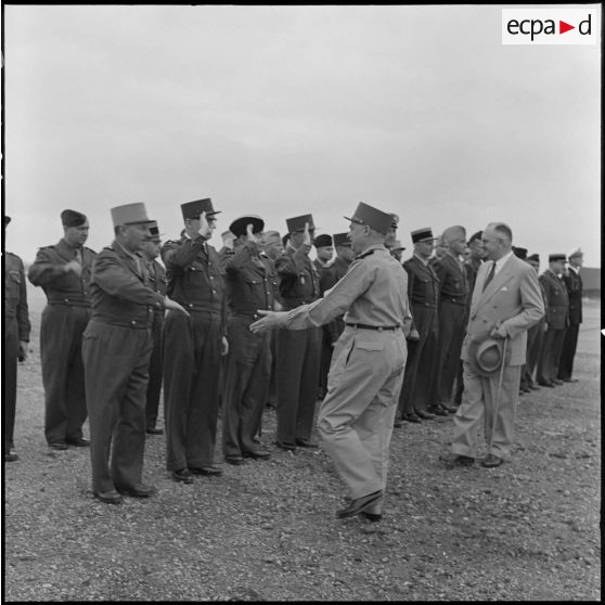 Le maréchal Juin et M. Jean Letourneau prennent congé des hautes personnalités militaires venues les saluer à leur départ de Gia Lam.