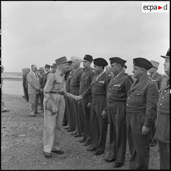 Avant leur départ de l'aéroport de Gia Lam, le maréchal Juin et M. Jean Letourneau saluent des officiers supérieurs.