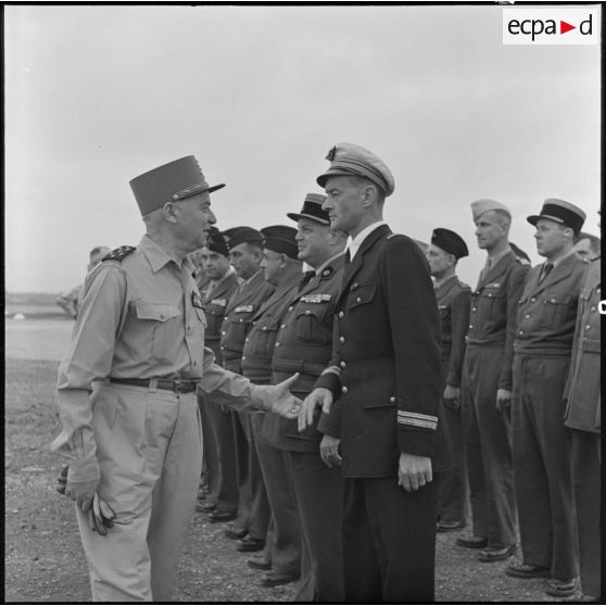 Le maréchal Juin salue un officier supérieur de l'armée de l'Air avant son départ de Gia Lam.