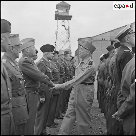  Le maréchal Juin salue  un officier avant son départ de Gia Lam.	