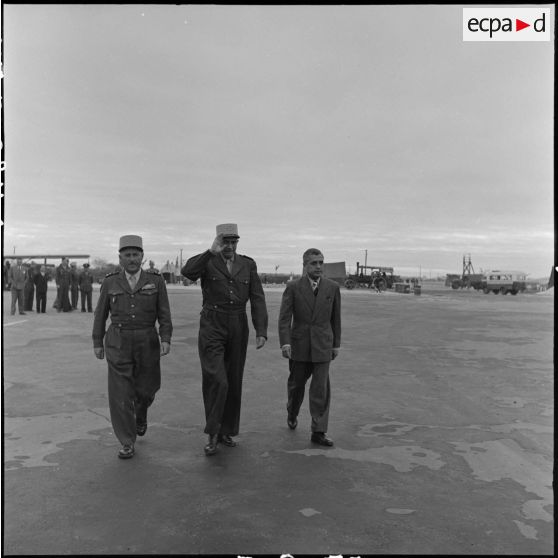 Le général de Berchoux, le général de Linarès et M. Nguyen Huu Tri à l'aéroport de Gia Lam.