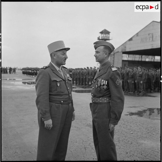 Avant son départ de l'aéroport de Gia Lam, le général de Berchoux discute avec un officier supérieur.