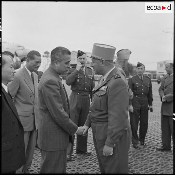Avant son départ de l'aéroport de Gia Lam, le général de Berchoux salue M. Nguyen Huu Tri.