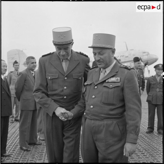 Avant son départ de l'aéroport de Gia Lam, le général de Berchoux salue le général de Linarès.