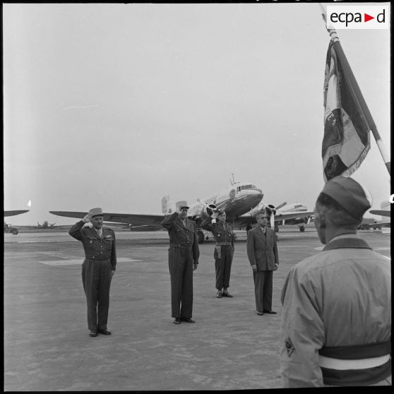 Le général de Linarès et le général de Berchoux saluent les troupes à l'aéroport de Gia Lam.