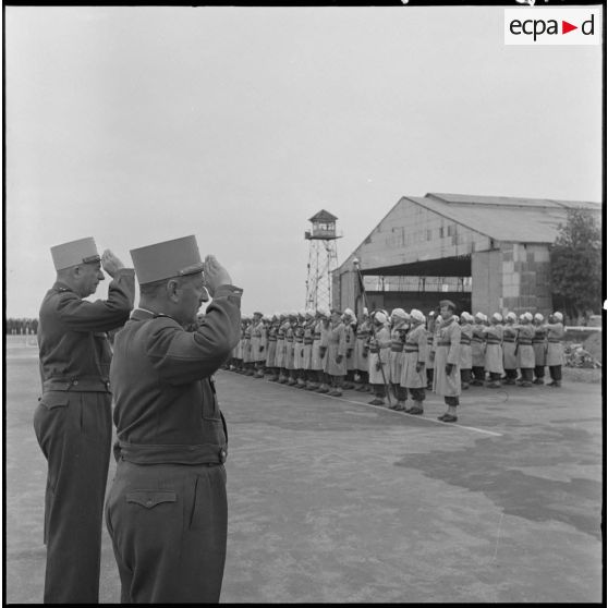 Le général de Linarès et le général de Berchoux saluent les troupes à l'aéroport de Gia Lam.