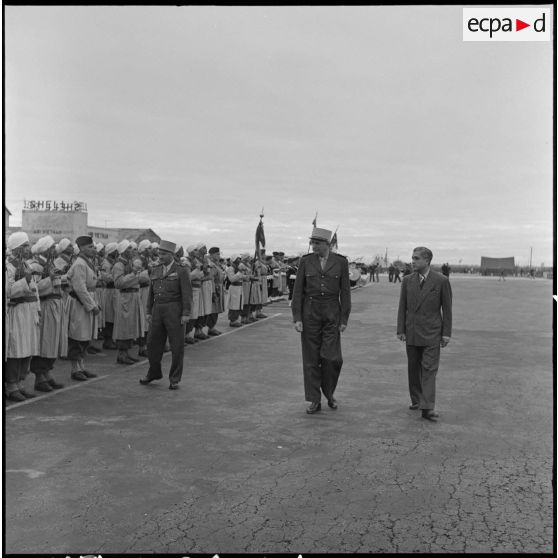 Le général de Berchoux, le général de Linarès et M. Nguyen Huu tri passent en revue les troupes à l'aéroport de Gia Lam.