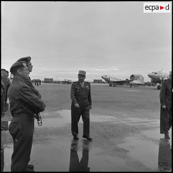 Le général de Berchoux passe en revue une troupe de parachutistes.