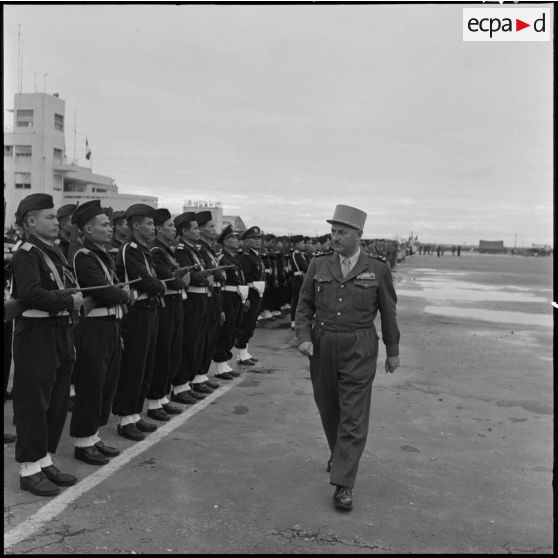Le général de Berchoux passe en revue une troupe de l'Armée nationale vietnamienne.