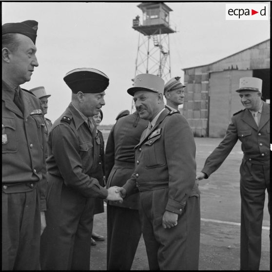 Avant son départ de Gia Lam, le général de Berchoux salue un général.