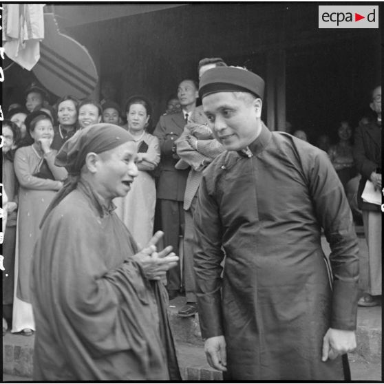 M. Nguyen Huu Tri, gouverneur du Nord-Vietnam, converse avec la bonzesse supérieure de la pagode des deux soeurs Trung.