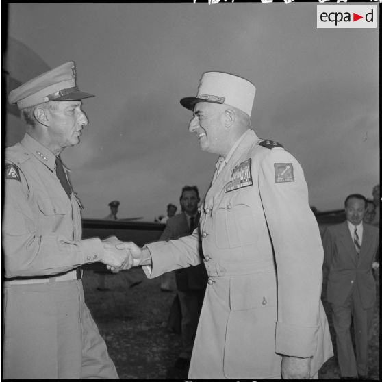A son arrivée à l'aéroport de Gia Lam, le général Mark Clark est reçu par le général de Linarès.