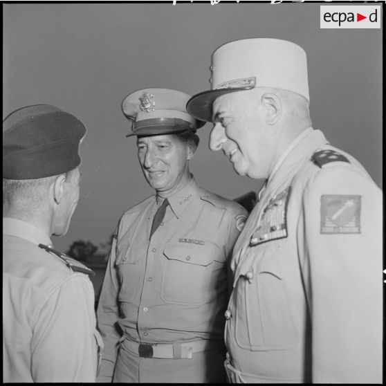 Le général de Linarès présente au général Mark Clark les officiers d'état-major lors de l'arrivée de ce dernier à l'aéroport de Gia Lam.