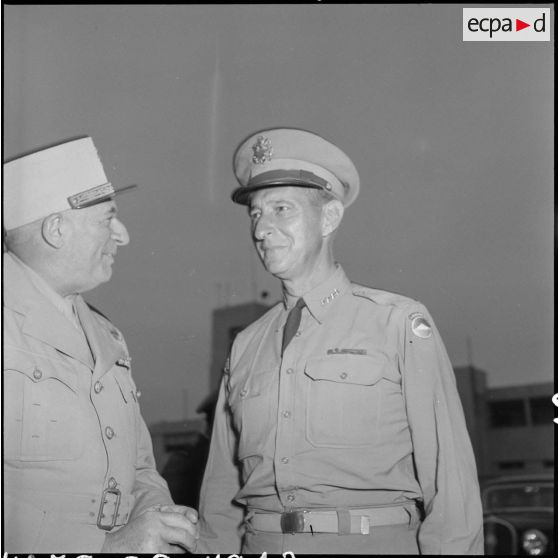 Le général Mark Clark et le général de Linarès à l'aéroport de Gia Lam.
