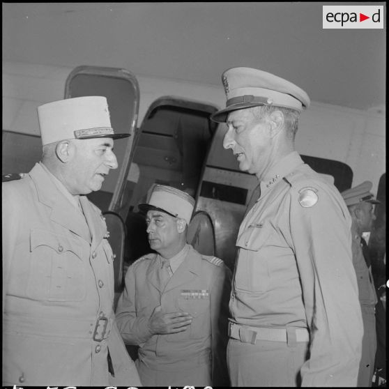 A son arrivée à l'aéroport de Gia Lam, le général Mark Clark est reçu par le général de Linarès.