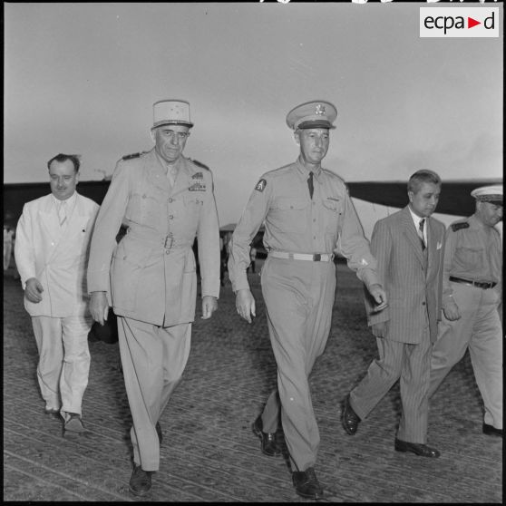 Le général de Linarès et le général Mark Clark à l'aéroport de Gia Lam.