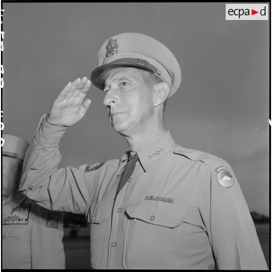 A l'aéroport de Gia Lam, le général Mark Clark salue les drapeaux