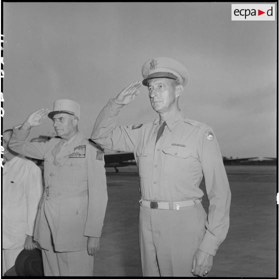 A l'aéroport de Gia Lam, le général Mark Clark salue les drapeaux