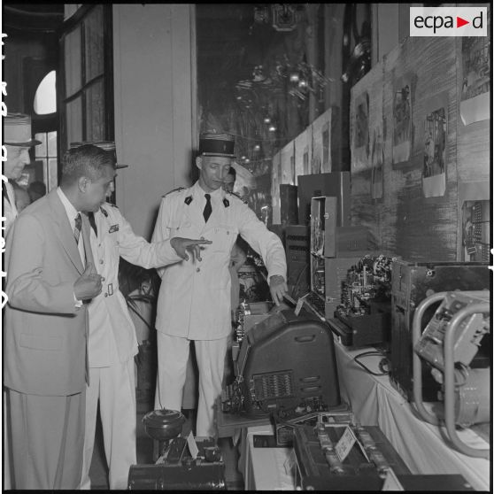 Des officiers expliquent à M. Nguyen Huu Tri, gouverneur du Nord-Vietnam, le fonctionnement des appareils de transmission.