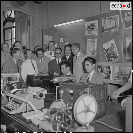 Des personnalités françaises et vietnamiennes à l'inauguration de l'exposition des télécommunications.