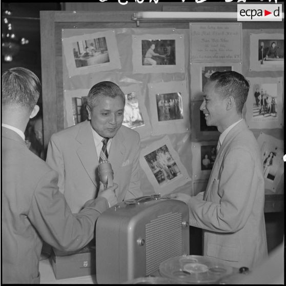 M. Nguyen Huu Tri est interwievé par un reporter.