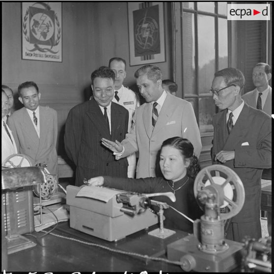 Des personnalités françaises et vietnamiennes à l'inauguration de l'exposition des télécommunications.