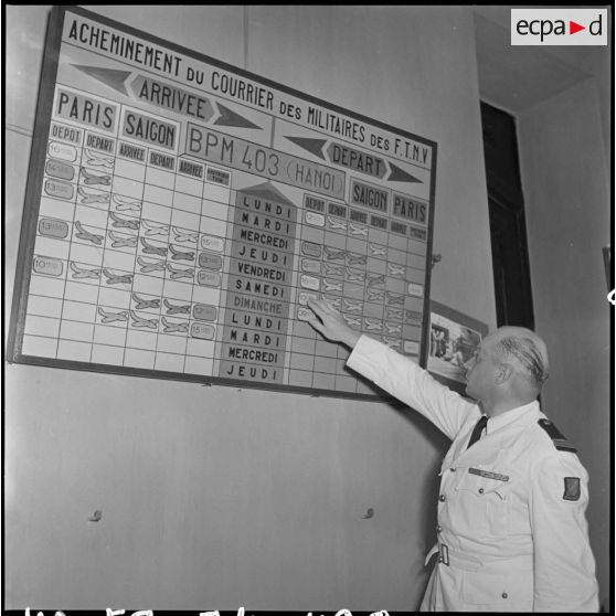 Un officier devant le planning de l'acheminement du courrier des militaires de FTNV (forces terrestres du Nord-Vietnam) entre Saigon et Paris.