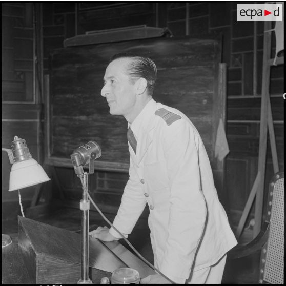 Le docteur Henri Laborit pendant sa conférence sur l'hibernation artificielle à l'université d'Hanoï.